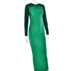 Détail d'une robe licou verte avec manches en maille et découpes sur le buste