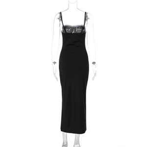 Vue détaillée du design dos nu sur une robe longue moulante noire à bretelles