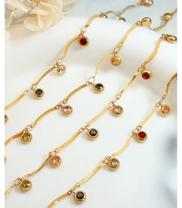 Vue détaillée de colliers plaqués or 18 carats avec pendentifs en zircon coloré sur plateau