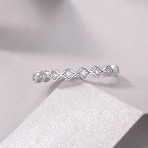 Elegante anello ondulato in argento S925 con moissanite e finitura lucida minimalista