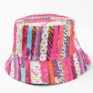 Détail d'un chapeau bob avec imprimés animaliers et motifs de patchwork colorés