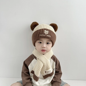 Winter Kinder Strickmütze und Schal Set mit Bärenstickerei und doppelten Bommeln für Wärme