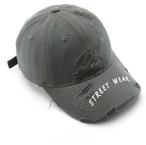 Detail van de distressed houtskool baseballpet met Street Wear print en borduursel
