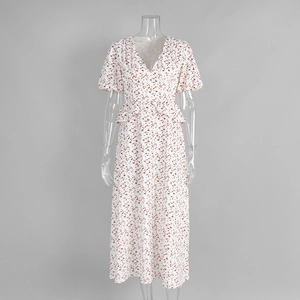 Détail d'une robe fleurie à col en V avec manches bouffantes et volants à la taille