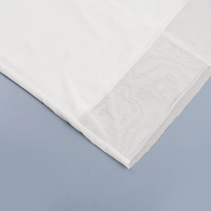 Detail van de witte jurk met een semi-transparante mesh zoom en fijne stiksels