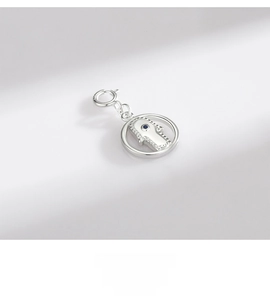 Vue macro du pendentif Main de Fatma en argent S925 avec zircons et une pierre bleue
