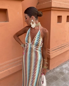 Détail du décolleté en V plongeant et du motif à chevrons colorés sur cette robe de plage