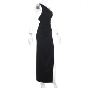 Vue latérale d'une robe de soirée noire asymétrique avec fente et dos nu élégant