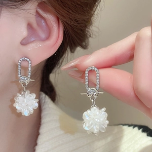 Detailaufnahme der Blumen-Perlenohrringe mit Kristall-U-Bügel am Modelohr