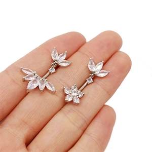 Gros plan détaillé d'un piercing de nombril en argent avec fleurs et feuilles en zircon