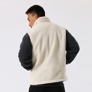 Vista posteriore del gilet in pile bianco da uomo sopra una felpa grigia autunnale