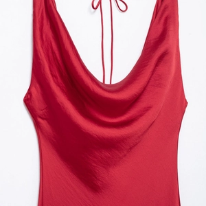 Robe longue en satin rouge dos nu avec col bénitier élégant et fines bretelles spaghetti