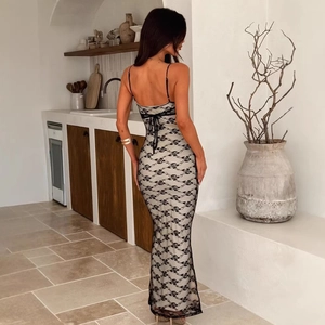 Rückenfreies Maxikleid mit Schleifenmuster und Schnürung für eine schmale Silhouette