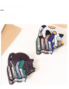 Détail de la pince à cheveux chat sur livres en acétate de qualité supérieure