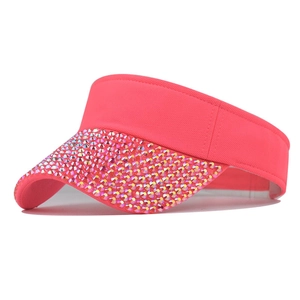 Dettaglio di visiera rosa corallo con strass lucidi e tessuto a rete traspirante