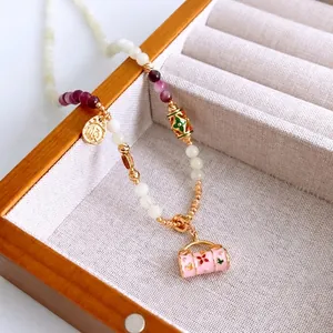 Collier de perles de style français avec zircon et pendentif floral en émail rose