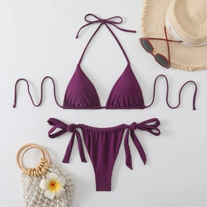 Bikini a triangolo viola scuro con lacci al collo e accessori per le vacanze sul set