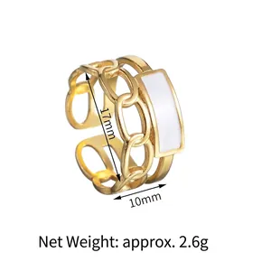 Detailansicht eines goldenen geometrischen Kettenrings mit 10mm Breite und 17mm Durchmesser