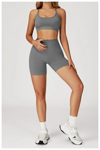 Détail de la taille côtelée grise sans couture et du tissu en maille extensible du short