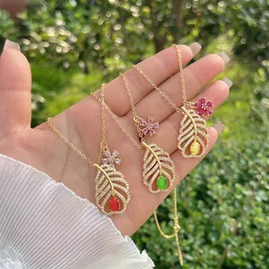 Collana con Pendente Foglia Traforata in Rame Placcato Oro 18K con Zirconia Colorata Elemento Fiore Design Originale Gioielli Donna