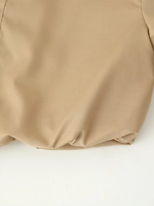 Vue détaillée de la texture du tissu tissé kaki et des coutures sur l'ensemble utility