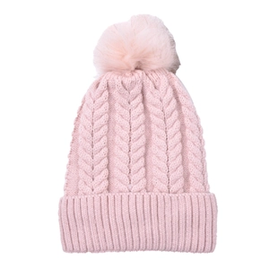 Détail du bonnet en maille torsadée rose clair avec pompon en fausse fourrure douce