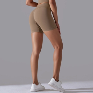 Détail du short de yoga sans couture taille haute montrant le design galbant et le tricot
