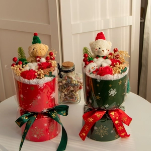 Bouquet di orsetti di Natale con rose rosse e cotone in confezione regalo festiva