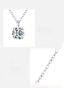 Dettaglio del ciondolo in moissanite D VVS1 3EX e della catena in argento s925