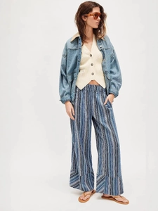 Veste en jean femme avec gilet en maille beige et pantalon large à rayures bleues