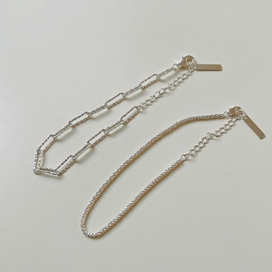 Dettaglio di catene in argento sterling S925 a graffetta e testurizzate con chiusura