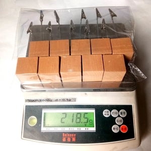 Detailed view of 10-piece wooden card holder set weighed at 218.5g in clear packaging