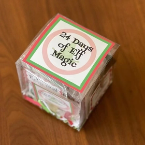 Calendrier de l'Avent de Noël en acrylique 24 jours Elf Magic sur table en bois
