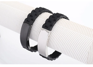 Détail du bracelet en silicone noir avec plaque en acier inoxydable poli sur support
