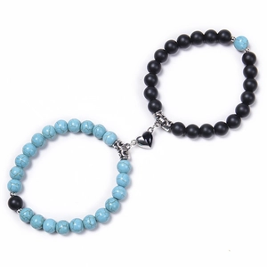 Détail de bracelets en perles turquoise et noir mat avec fermoir cœur magnétique