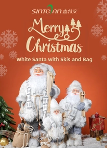 Vue détaillée des figurines du Père Noël nordique blanc avec des traîneaux en bois et sacs