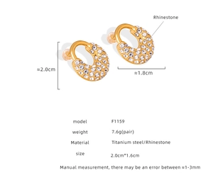 Détail des boucles d'oreilles en titane en forme de U plaquées or 18 carats avec diamants
