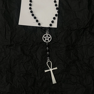 Collier gothique à perles noires avec pendentifs croix Ankh et étoile pentagramme