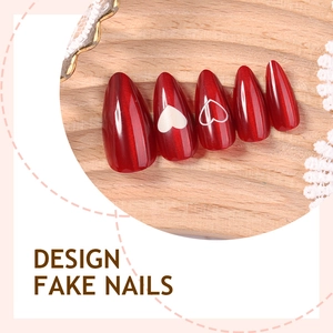 Rote Katzenaugen-Mandel-Nägel mit Herz-Designs auf einem eleganten Holztablett