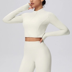 Detail von kurzem Yoga-Oberteil mit Reißverschluss, Daumenlöchern und Fitness-Leggings
