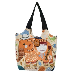 Detail der ethnischen Elefanten-Stofftasche mit Stickerei und dekorativem Holzknopfverschluss