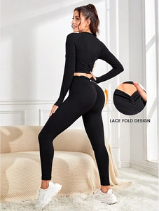 Détail du plissage sur le legging de yoga noir à taille haute et ensemble manches longues