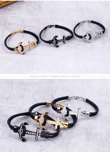 Vue détaillée des bracelets ancre avec strass en finitions or, argent et noir mat
