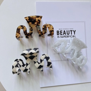 Lot de 3 pinces à cheveux en acétate avec motifs écaille, damier et marbre blanc
