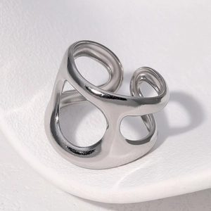 Bague évidée irrégulière en argent poli avec un design moderne en métal liquide