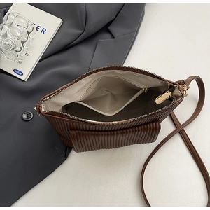 Détail du sac en velours côtelé marron montrant l'intérieur et la doublure