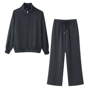 Minimalistischer schwarzer Trainingsanzug mit Reißverschlussjacke und weiter Hose