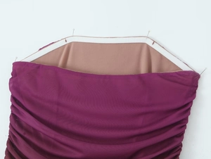 Dettaglio dell'abito in rete viola con arricciature ed elastico sullo scollo interno