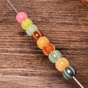 Makroaufnahme bunter kürbisförmiger Perlen aus verkohlter Bodhi-Wurzel für DIY-Schmuck