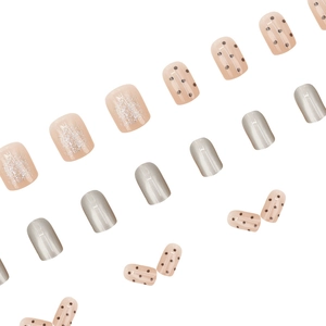 Faux ongles courts à pois métalliques avec paillettes argentées et base rose poudré